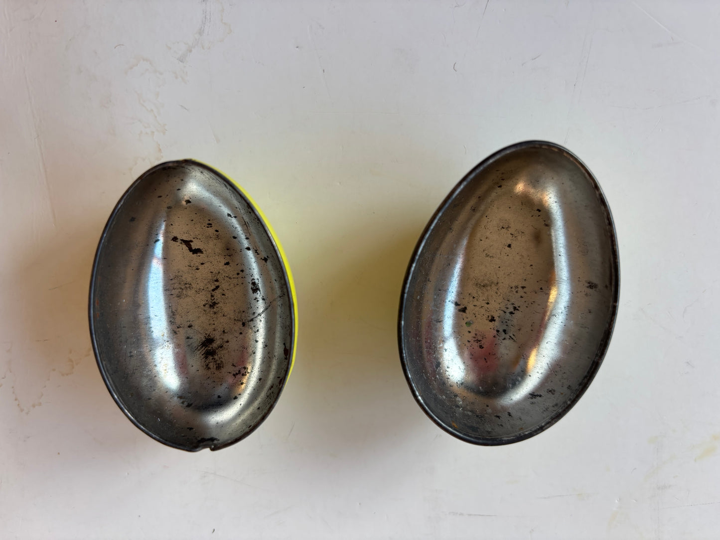 Vintage Biscon Imports Ltd. Tin Lithograph Egg (Made in England)
