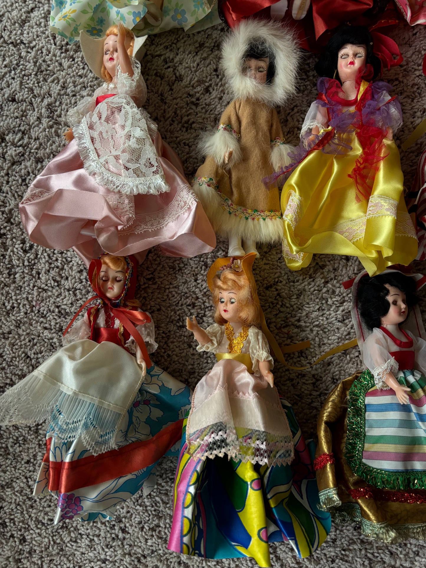 Vintage 1960's Arco Gas Station Collectible Dolls of the World (Lot of 24)